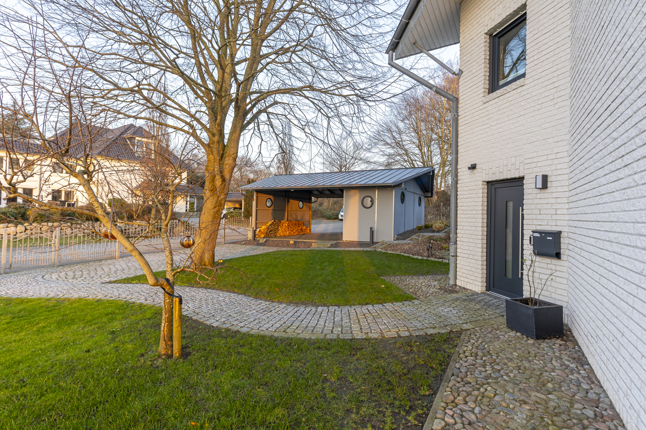 Carport und Eingang zum Souterrain