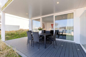 Große, überdachte Terrasse