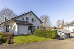 Vor dem Haus