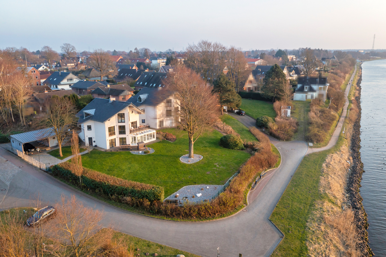 Vor dem Haus